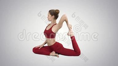 美丽的年轻女子瑜伽或普拉提运动一个狮子王鸽子姿势，埃卡帕达拉贾帕塔萨纳梯度